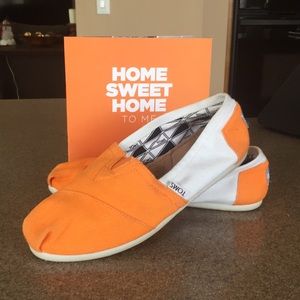 Orange and white Toms